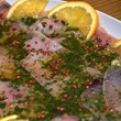Salmone marinato con salsa di agrumi